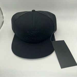 Arcteryx black logo trucker snap back hat OS NWT